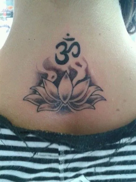 TATUAJE EN BLANCO Y NEGRO DE UNA FLOR DE LOTO Y EL OM EN LA NUCA TATUAJE EN BLANCO Y NEGRO DE UNA FLOR DE LOTO Y EL OM EN LA NUCA