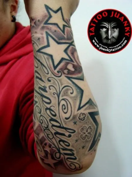 TATUAJE DE UN BRAZALETE MAORÍ EN EL ANTEBRAZO TATUAJE DE UN BRAZALETE MAORÍ EN EL ANTEBRAZO