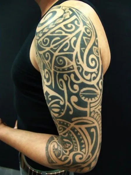 TATUAJE DE UN BRAZALETE MAORÍ EN EL ANTEBRAZO