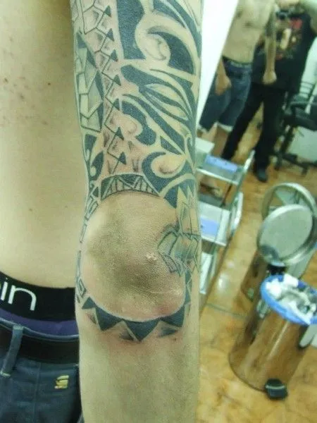 TATUAJE DE BRAZALETE MAORÍ RODEANDO EL CODO TATUAJE DE BRAZALETE MAORÍ RODEANDO EL CODO