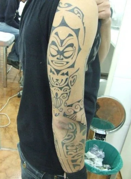 TATUAJE DE BRAZALETE MAORÍ RODEANDO EL CODO TATUAJE DE BRAZALETE MAORÍ RODEANDO EL CODO