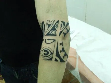 TATUAJE DE BRAZALETE MAORÍ RODEANDO EL CODO TATUAJE DE BRAZALETE MAORÍ RODEANDO EL CODO
