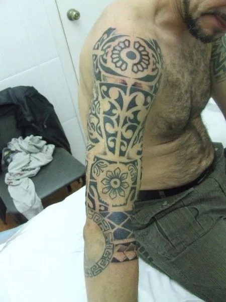 TATUAJE DE BRAZALETE MAORÍ RODEANDO EL CODO TATUAJE DE BRAZALETE MAORÍ RODEANDO EL CODO