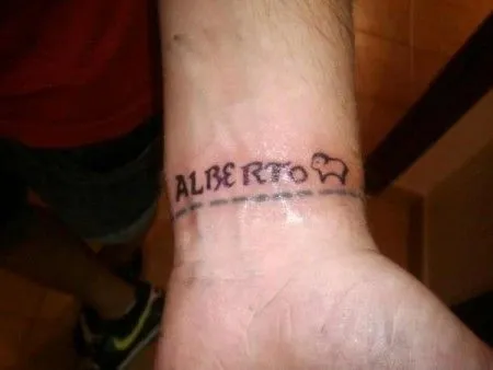 TATUAJE BRAZALETE DE UN NOMBRE Y UNA OVEJA EN LA MUÑECA