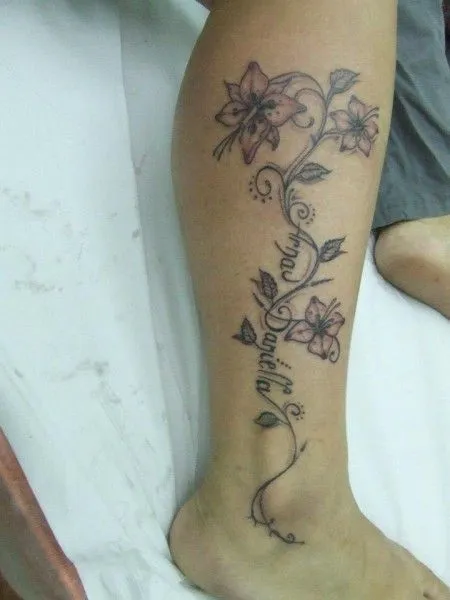 TATUAJE DE UNAS FLORES SUBIENDO POR LA PIERNA