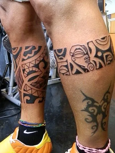 TATUAJE DE BRAZALETES MAORÍ SAMOANOS EN LAS PIERNAS TATUAJE DE BRAZALETES MAORÍ SAMOANOS EN LAS PIERNAS