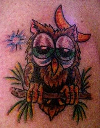 TATUAJE DE BÚHO SOÑOLIENTO, CON LA LUNA DE FONDO