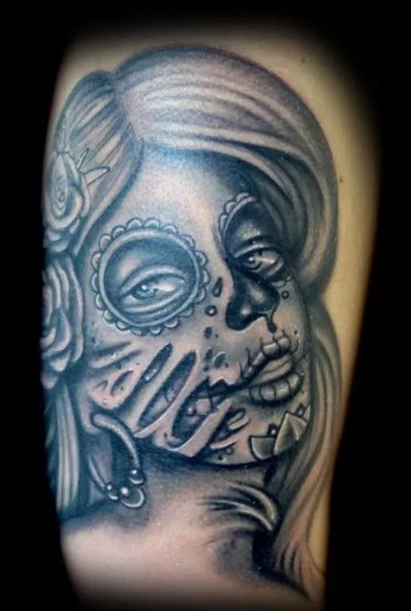 TATUAJE DE UNA CALAVERA MEXICANA CON GEMAS PRECIOSAS TATUAJE DE UNA CALAVERA MEXICANA CON GEMAS PRECIOSAS