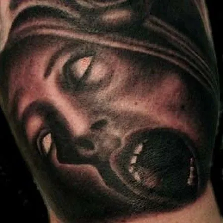 TATUAJE DE UNA CARA GRITANDO