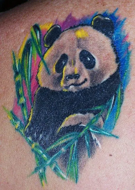 Tatuaje a color espalda: oso panda