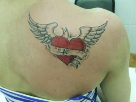 TATUAJE DE UN CORAZÓN CON ALAS