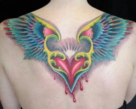 TATUAJE DE UN CORAZÓN CON ALAS PARA UNA MUJER TATUAJE DE UN CORAZÓN CON ALAS PARA UNA MUJER