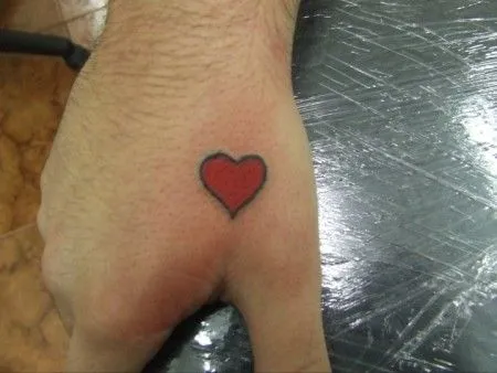 TATUAJE DE UN CORAZÓN EN LA MANO