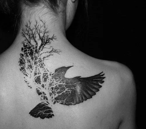 Tatuaje de cuervo en espalda (negro/gris para mujer) | Tatuajes ... Tatuaje de cuervo en espalda (negro/gris para mujer) | Tatuajes ...