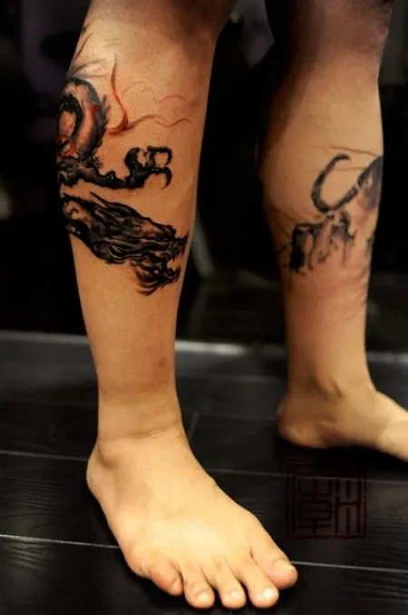 TATUAJE DE UN DRAGÓN CHINO ESCRITO A PINCEL, EN EL COSTADO TATUAJE DE UN DRAGÓN CHINO ESCRITO A PINCEL, EN EL COSTADO