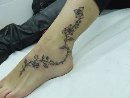 TATUAJE DE UNA ENREDADERA EN EL PIE DE UNA MUJER TATUAJE DE UNA ENREDADERA EN EL PIE DE UNA MUJER