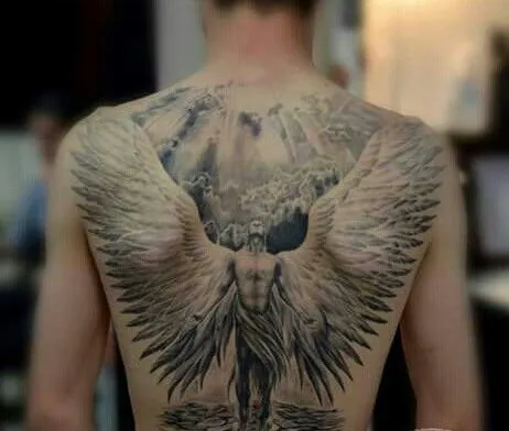 Tatuaje de espalda completa de angel con las alas abiertas ...