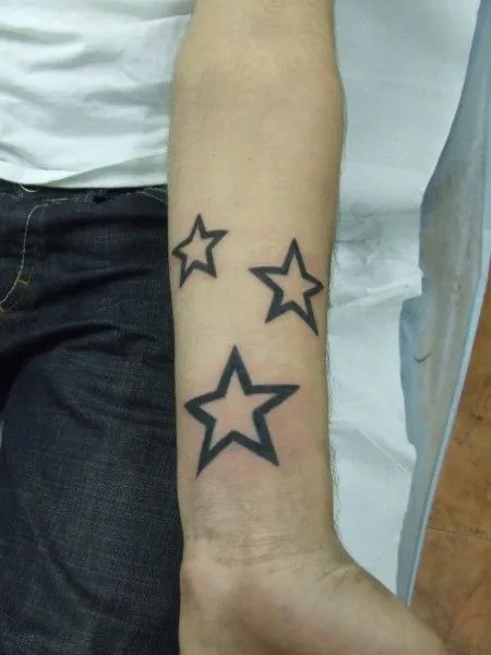 TATUAJE DE TRES ESTRELLAS EN EL ANTEBRAZO