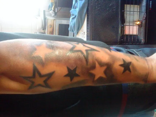 Tatuaje de estrellas en el antebrazo | Fotos de Tatuajes