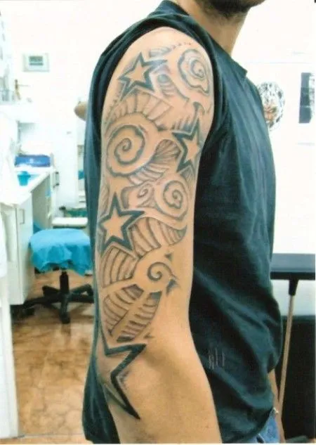 TATUAJE DE ESTRELLAS EN EL BRAZO