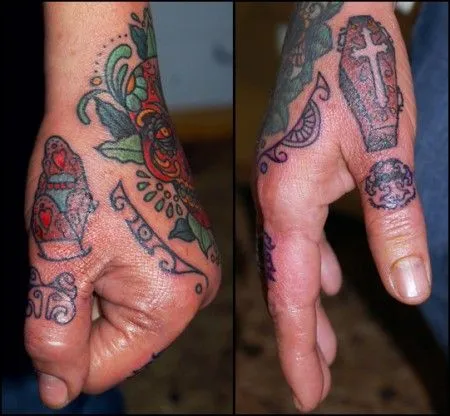 TATUAJE DE FÉRETROS, Y OBJETOS VARIOS EN LA MANO