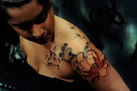TATUAJE DE FLOR DE LOTO EN EL HOMBRO DE UNA CHICA TATUAJE DE FLOR DE LOTO EN EL HOMBRO DE UNA CHICA