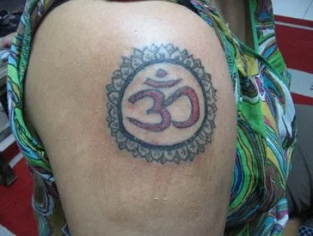 TATUAJE DE LA FLOR DE LOTO CON UN OM DENTRO TATUAJE DE LA FLOR DE LOTO CON UN OM DENTRO