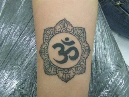 TATUAJE DE LA FLOR DE LOTO CON UN OM DENTRO TATUAJE DE LA FLOR DE LOTO CON UN OM DENTRO