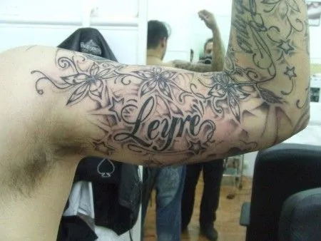 TATUAJE DE UNOS FLORES, ESTRELLAS Y UN NOMBRE TATUAJE DE UNOS FLORES, ESTRELLAS Y UN NOMBRE