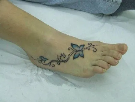 TATUAJE DE UNA ENREDADERA POR EL PIE