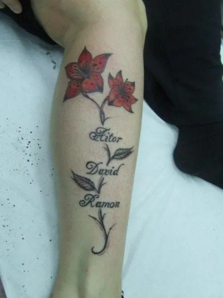 TATUAJE DE UNAS FLORES CON NOMBRES EN EL TALLO