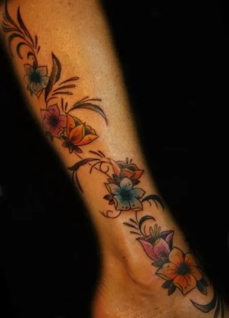 TATUAJE DE FLORES PARA LA PIERNA Y PIE DE MUJER TATUAJE DE FLORES PARA LA PIERNA Y PIE DE MUJER