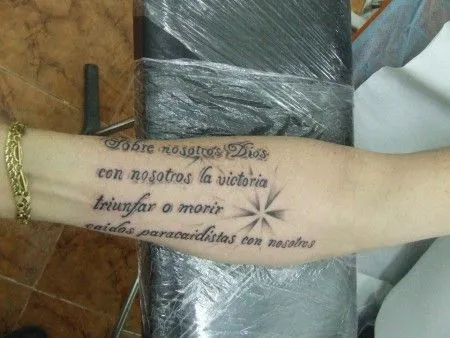 TATUAJE DE UNA FRASE EN EL ANTEBRAZO