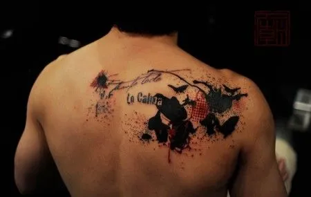 TATUAJE DE UNA FRASE EN EL BRAZO, CON TRIÁNGULOS DETRÁS TATUAJE DE UNA FRASE EN EL BRAZO, CON TRIÁNGULOS DETRÁS