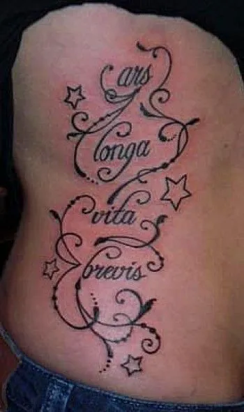 TATUAJE DE UNA FRASE EN LETRA CURSIVA Y ELEGANTE