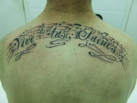 TATUAJE DE UNA FRASE DENTRO DE UN PENTAGRAMA TATUAJE DE UNA FRASE DENTRO DE UN PENTAGRAMA