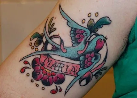 TATUAJE DE UNA GOLONDRINA CON UNA ETIQUETA