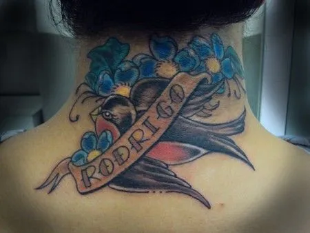 TATUAJE DE UNA GOLONDRINA CON FLORES LLEVANDO UN NOMBRE TATUAJE DE UNA GOLONDRINA CON FLORES LLEVANDO UN NOMBRE