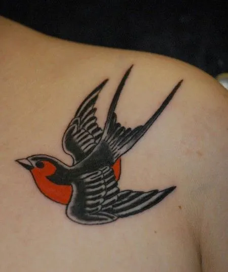 TATUAJE DE UNA GOLONDRINA REALISTA