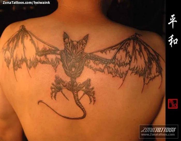 Tatuaje de HeiwaInk - Murciélagos Góticos Espalda Tatuaje de HeiwaInk - Murciélagos Góticos Espalda