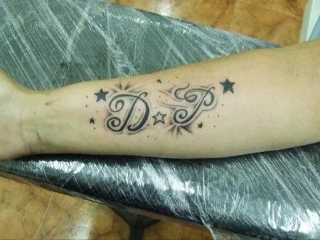 TATUAJE DE UNAS INICIALES EN UN FONDO CON ESTRELLAS TATUAJE DE UNAS INICIALES EN UN FONDO CON ESTRELLAS