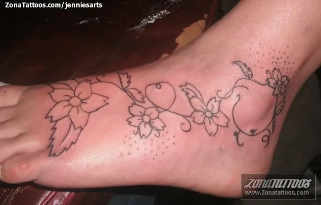 Tatuaje de jenniesarts - Flores Enredaderas Pie Tatuaje de jenniesarts - Flores Enredaderas Pie