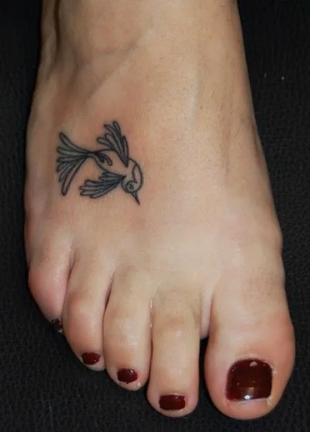 TATUAJE DE UNA PEQUEÑA PLANTA EN EL PIE DE UNA MUJER