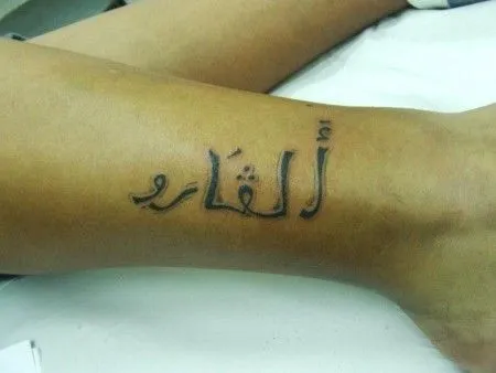 TATUAJE DE UNAS LETRAS ÁRABES