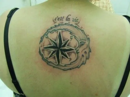TATUAJE DE UNA LUNA CON LOS PUNTOS CARDINALES DENTRO