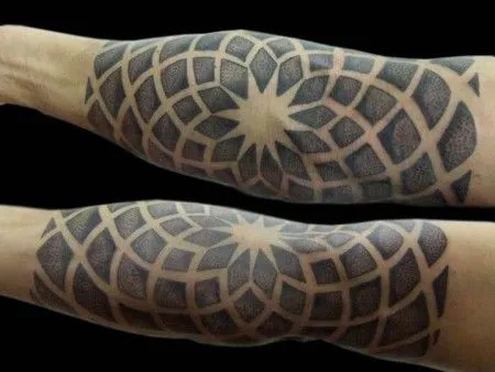 TATUAJE DE BRAZALETE MAORÍ RODEANDO EL CODO