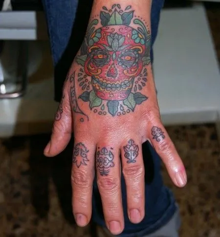 TATUAJE EN LA MANO DE UNA CALAVERA MEXICANA