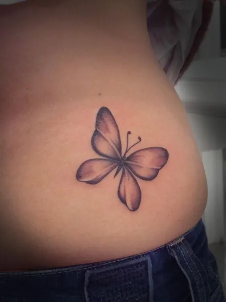 TATUAJE DE 3 FLORES EN LA CADERA DE UNA MUJER TATUAJE DE 3 FLORES EN LA CADERA DE UNA MUJER