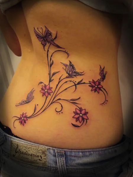 TATUAJE DE UNAS FLORES CON MARIPOSAS. TATUAJE PARA MUJERES TATUAJE DE UNAS FLORES CON MARIPOSAS. TATUAJE PARA MUJERES