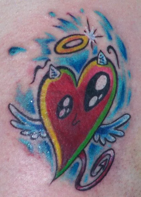 Tatuaje mujer: el corazón, ángel y diablo